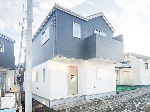 前面道路含む現地写真『快適』は「家」と「街」と「環境」が調和した時に訪れるだと改めて感じさせてくれます。