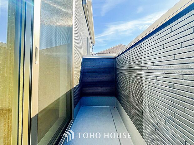 心地よい風を肌で感じることのできるバルコニー。