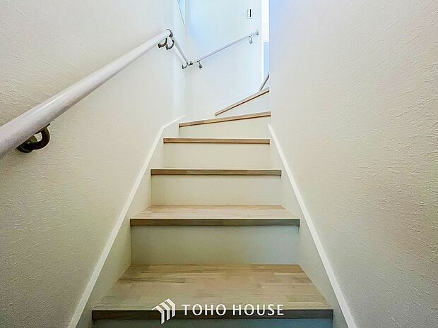 各フロアを結ぶ階段。集いの空間と一人の時間を楽しむプライベートルームをバランスよく繋いでいます。