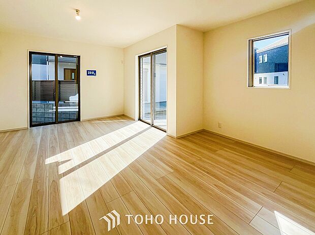 忙しい朝でも、しっかり家族が揃って食事をして頂けるゆとりある大きさのダイニングスペース。