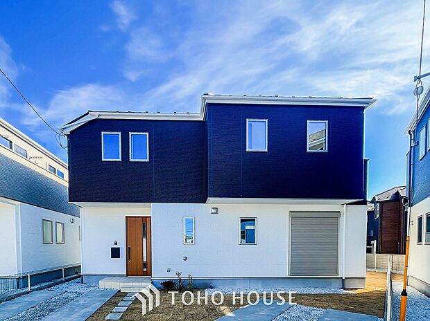 住む人や訪れる人やさしくエスコートする玄関アプローチ。