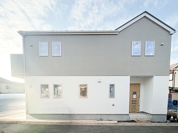 清潔感溢れる玄関がお出迎えする本邸宅の物語は、ここから始まる日常を期待させます。