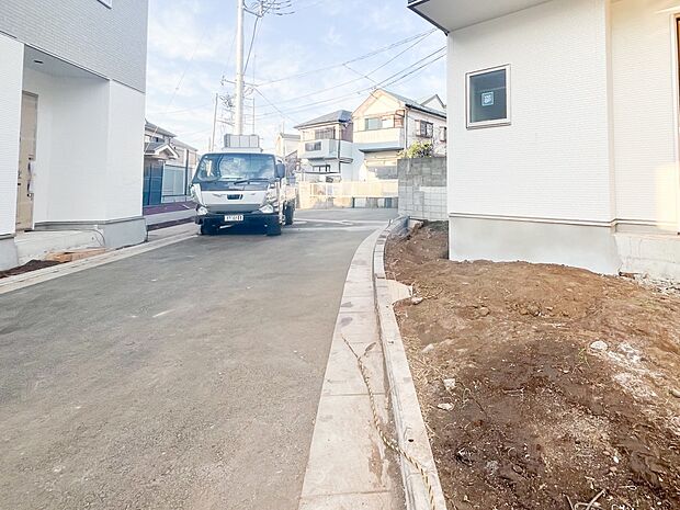 前面道路含む現地写真『快適』は「家」と「街」と「環境」が調和した時に訪れるだと改めて感じさせてくれます。