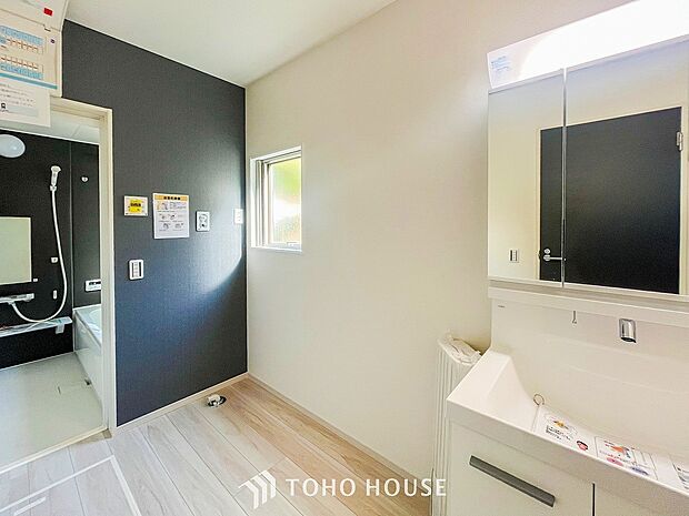 清潔感のあるプライベート空間は、身だしなみチェックや肌のお手入れに最適です。