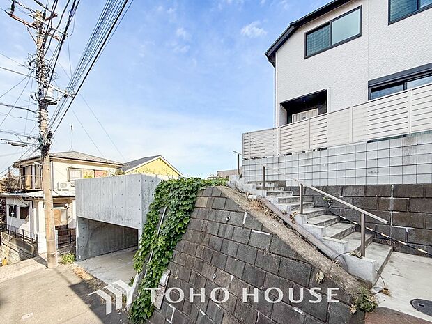 閑静な住宅街の一角、ひと時のくつろぎが生まれ、ゆっくりと愛着が育まれていきます。