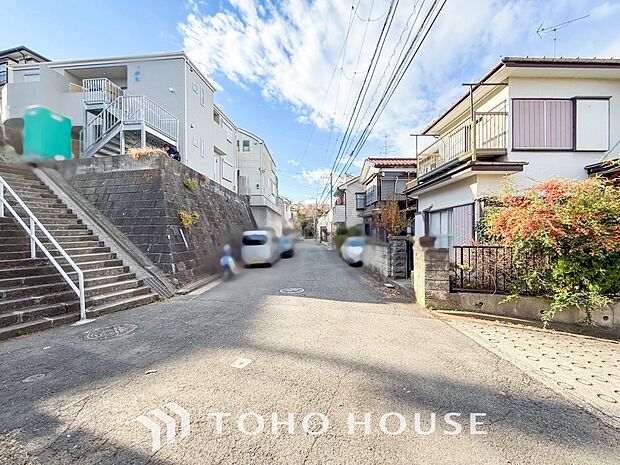 前面道路含む現地写真『快適』は「家」と「街」と「環境」が調和した時に訪れるだと改めて感じさせてくれます。