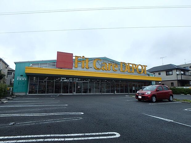 薬・化粧品の他、食品や雑貨等の取り扱いがございます。日常の買い物がスピーディーにできる品揃えです。