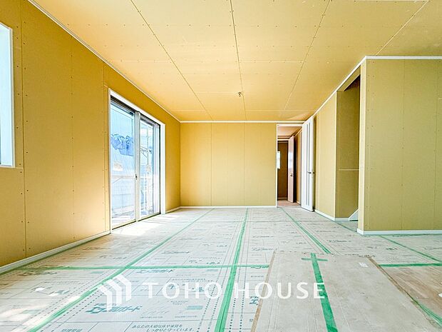 明るく開放的な空間が広がるLDK。室内には豊かな陽光が注ぎ込み、爽やかな住空間を演出。