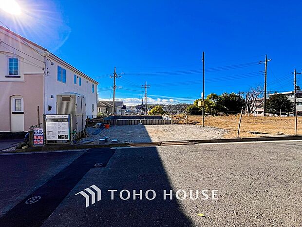 閑静な住宅地で小さなお子様がいるご家族にも安心。気品ある街並みと閑静な住環境が魅力です。