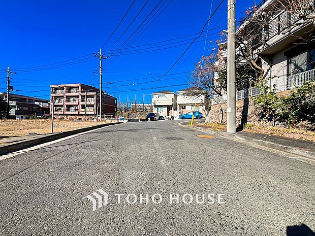 前面道路含む現地写真『快適』は「家」と「街」と「環境」が調和した時に訪れるだと改めて感じさせてくれます。