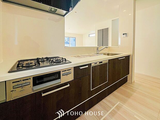 明るい自然光が入る対面キッチン。家族そろってキッチンに立っても調理がしやすい余裕の広さ。