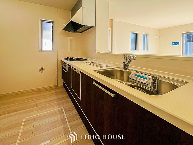 機能的で使い勝手のよさそうなキッチン。明るく清潔感があります。