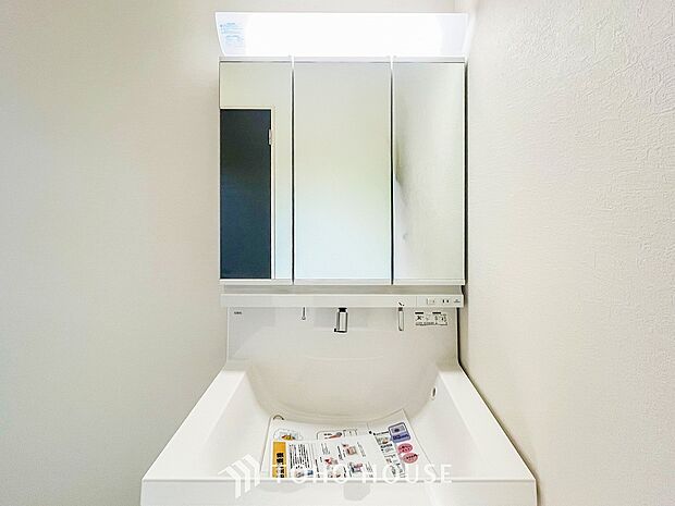 洗面台・洗面所十分な大きさの洗面台は、朝の慌ただしい時間でも余裕とゆとりを感じて頂けます。