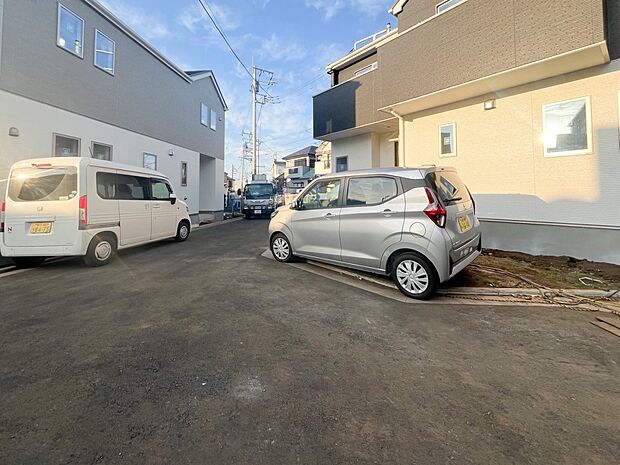 前面道路含む現地写真『快適』は「家」と「街」と「環境」が調和した時に訪れるだと改めて感じさせてくれます。