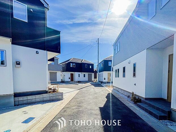 前面道路含む現地写真『快適』は「家」と「街」と「環境」が調和した時に訪れるだと改めて感じさせてくれます。