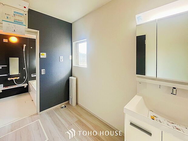 清潔感のあるプライベート空間は、身だしなみチェックや肌のお手入れに最適です。