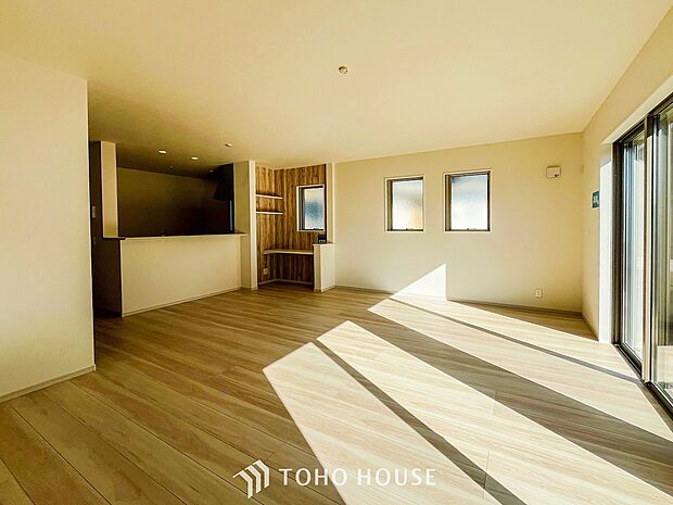 忙しい朝でも、しっかり家族が揃って食事をして頂けるゆとりある大きさのダイニングスペース。