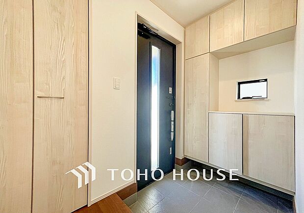 清潔感溢れる玄関がお出迎えする本邸宅の物語は、ここから始まる日常を期待させます。