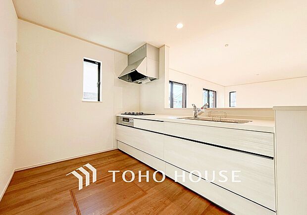 明るい自然光が入る対面キッチン。家族そろってキッチンに立っても調理がしやすい余裕の広さ。