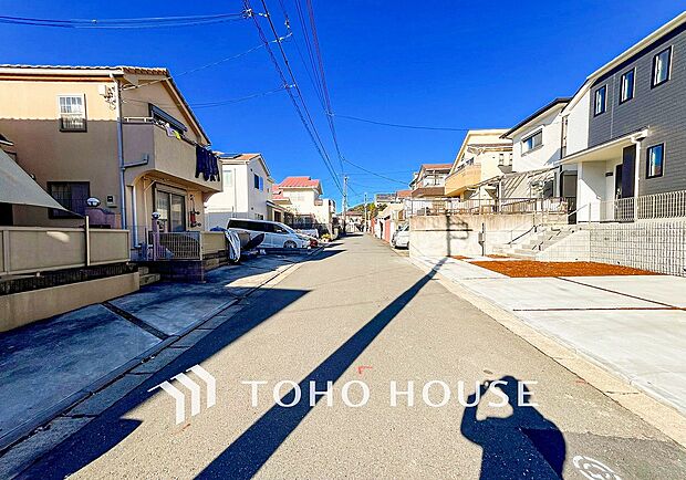 前面道路含む現地写真『快適』は「家」と「街」と「環境」が調和した時に訪れるだと改めて感じさせてくれます。