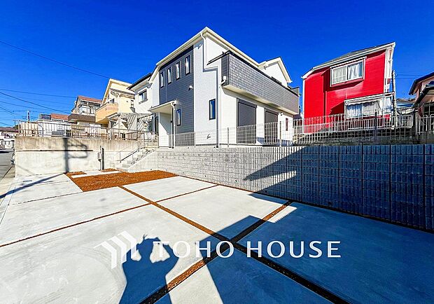 住む人を映し出す洗練された佇まいは、いつまでも輝き続けながらいつしか街の風景に溶け込んでいきます。