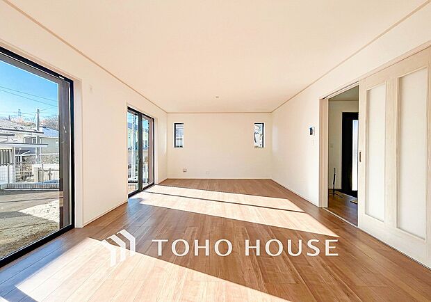 家族みんなが爽やかに健やかに過ごせるように、溢れる光をたっぷり取り込んだリビングダイニング。