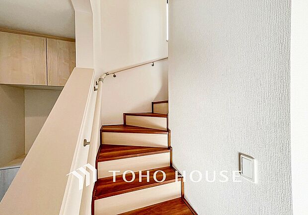 各フロアを結ぶ階段。集いの空間と一人の時間を楽しむプライベートルームをバランスよく繋いでいます。