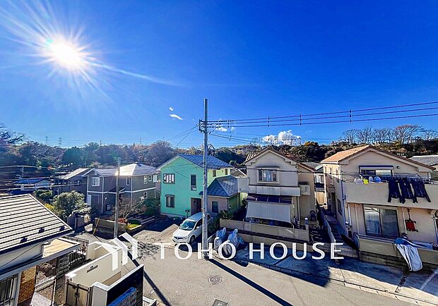 豊かな眺望にふさわしい空間には、通風・採光にも優れ、心地よい光と風があふれています。