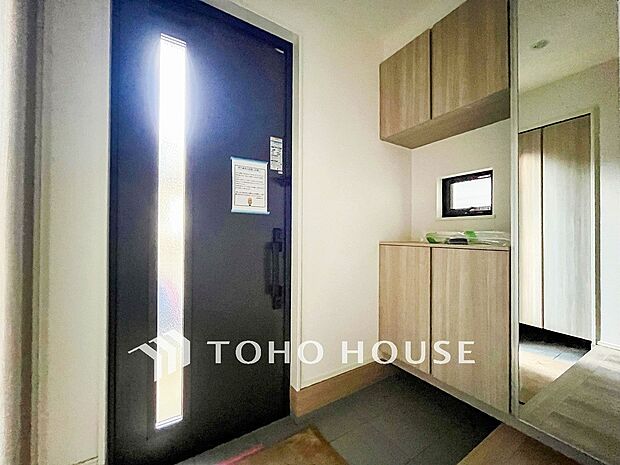 明るくコントラストのある、開放感と清潔感を兼ね備えた玄関。