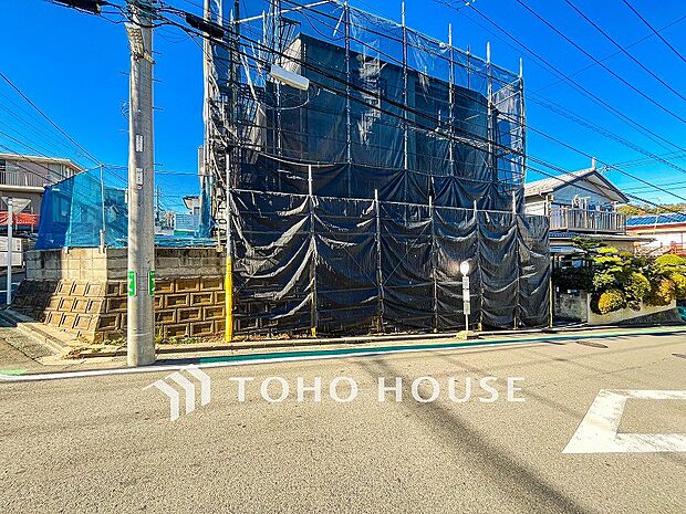 堂々たる趣ながら、主張し過ぎずどこか余裕を感じさせるシャープなフォルムで佇む邸宅。