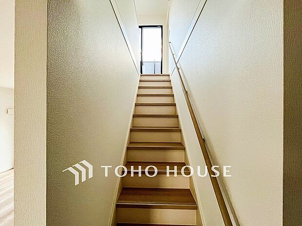 各フロアを結ぶ階段。集いの空間と一人の時間を楽しむプライベートルームをバランスよく繋いでいます。