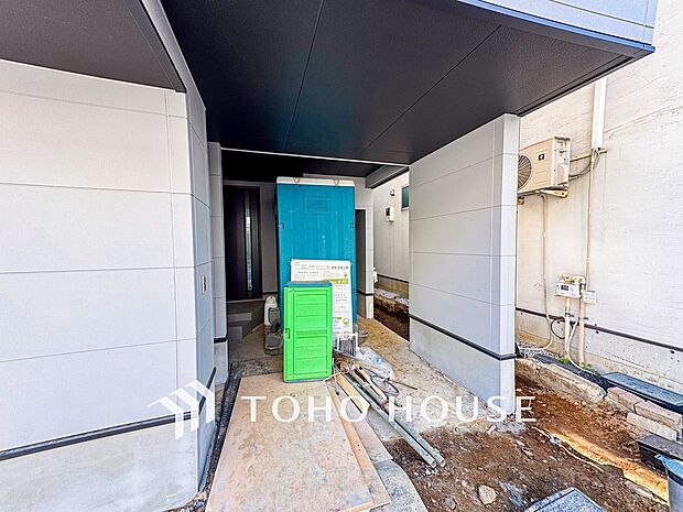 住む人や訪れる人やさしくエスコートする玄関アプローチ。