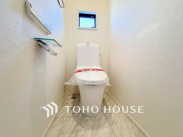 トイレはシンプルにホワイトで統一した温水洗浄付です。