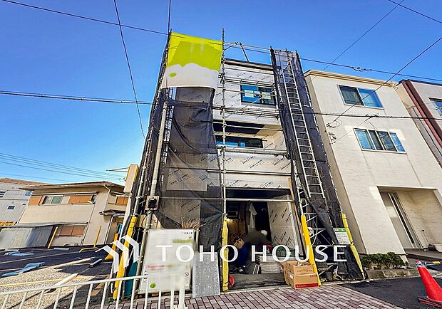 堂々たる趣ながら、主張し過ぎずどこか余裕を感じさせるシャープなフォルムで佇む邸宅。