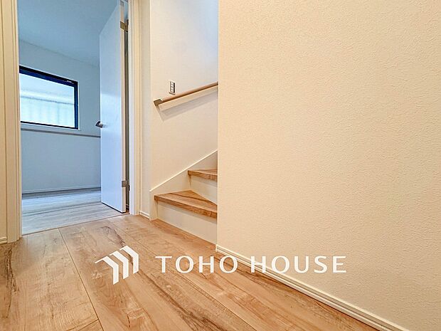 上質感漂う廊下。居住者の帰り、訪れる方を優しく迎え安らぎに満ちた生活空間を予感させます。