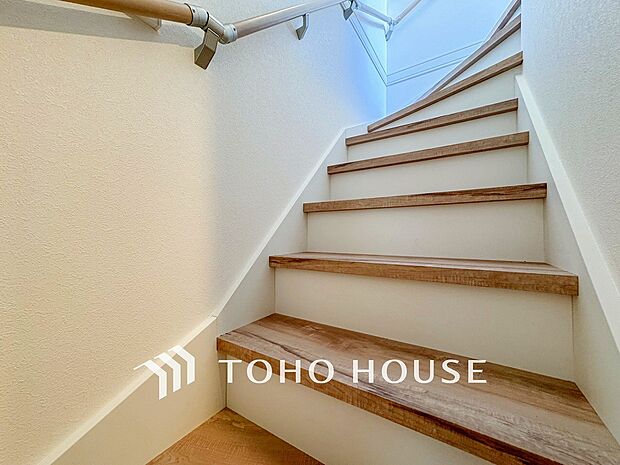 各フロアを結ぶ階段。集いの空間と一人の時間を楽しむプライベートルームをバランスよく繋いでいます。