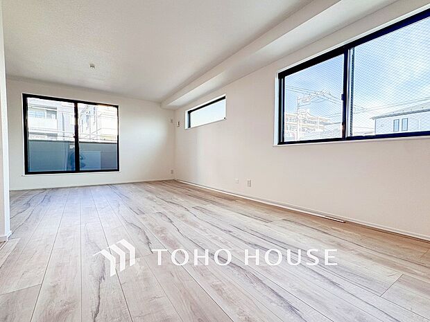 忙しい朝でも、しっかり家族が揃って食事をして頂けるゆとりある大きさのダイニングスペース。