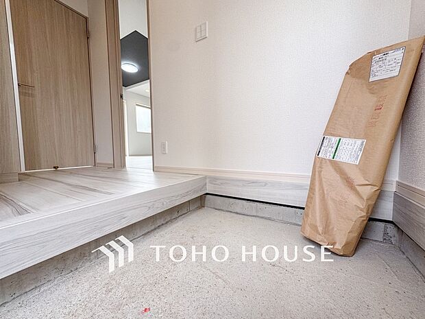 居住者の帰り、訪れる方を優しく迎えてくれる開放感のある玄関。