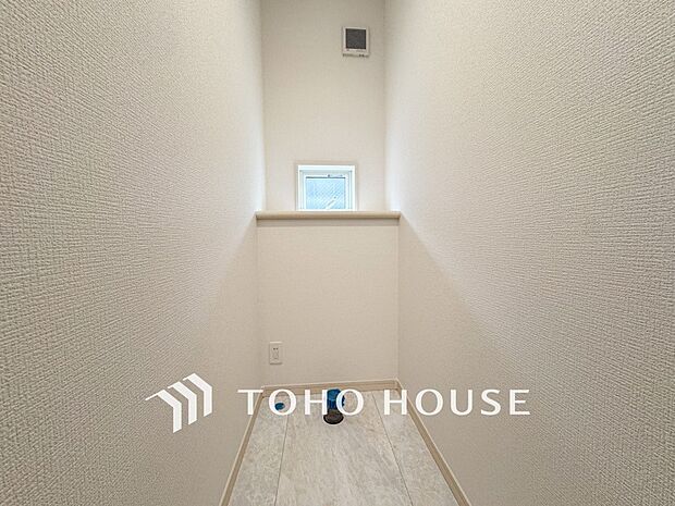 換気と明るさに配慮した清潔感溢れるトイレ。落ち着いた空間で安らぎのひとときをお過ごしいただけます。