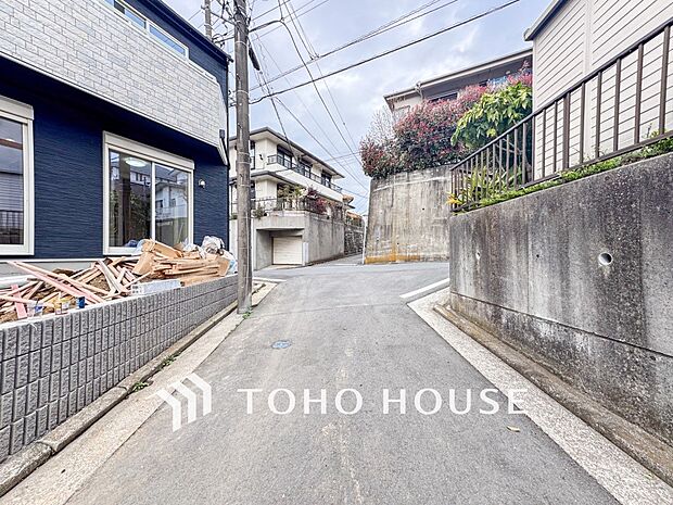 前面道路含む現地写真『快適』は「家」と「街」と「環境」が調和した時に訪れるだと改めて感じさせてくれます。