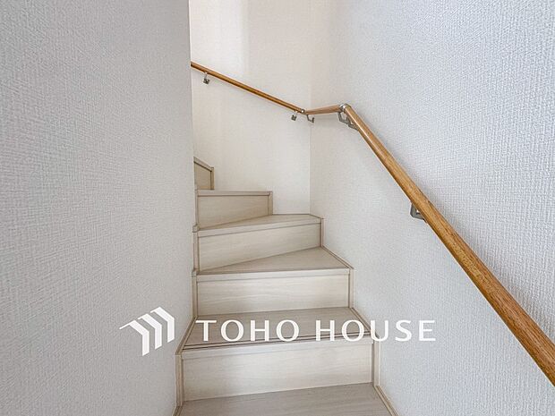 各フロアを結ぶ階段。集いの空間と一人の時間を楽しむプライベートルームをバランスよく繋いでいます。