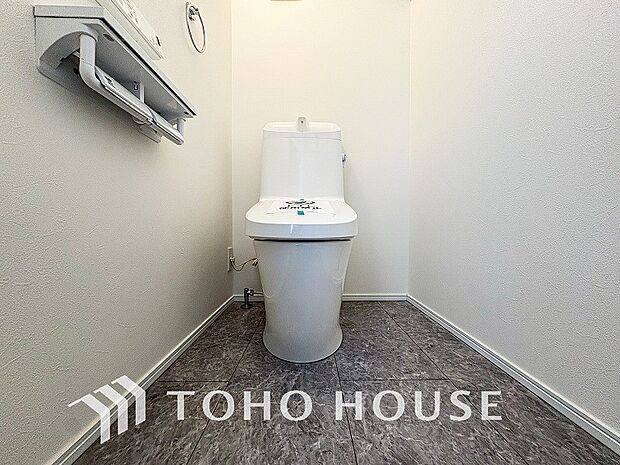 トイレはシンプルにホワイトで統一した温水洗浄付です。