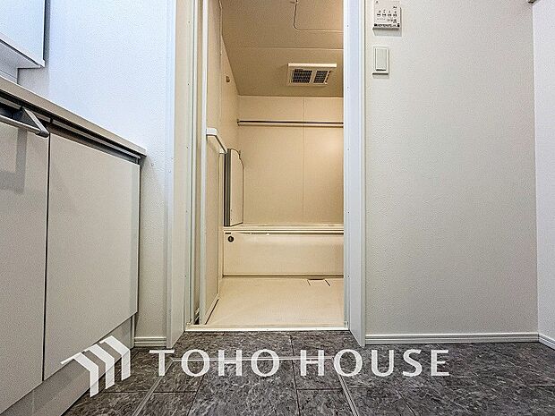 清潔感のあるカラーで統一されたプライベート空間は、身だしなみチェックや肌のお手入れに最適です。