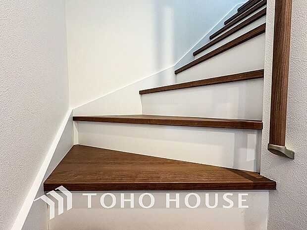 階段にはお子様やお年寄りに安心な手すりをご用意。