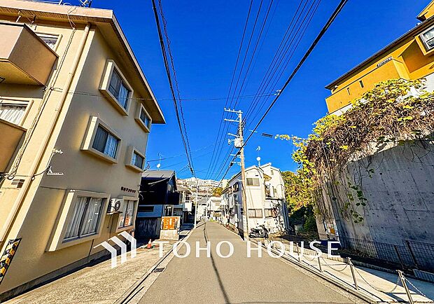 前面道路含む現地写真『快適』は「家」と「街」と「環境」が調和した時に訪れるだと改めて感じさせてくれます。