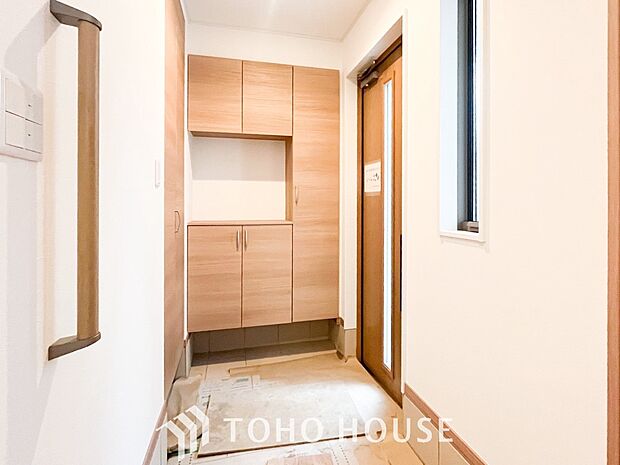 落ち着いた色を基調とした明るく優しい玄関となっています。