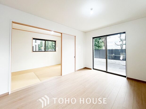 やわらかな陽射しがふりそそぎ、室内に開放感と爽快感をもたらします。