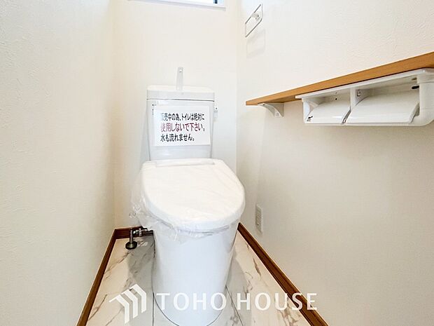 換気と明るさに配慮した清潔感溢れるトイレ。落ち着いた空間で安らぎのひとときをお過ごしいただけます。