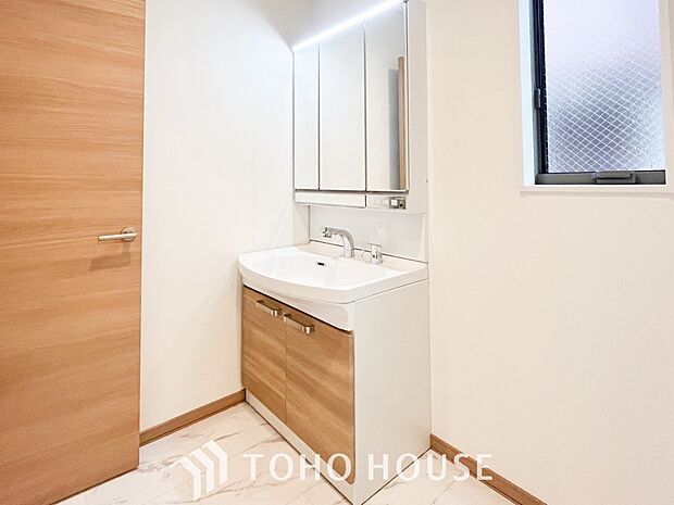 洗面台・洗面所パウダールームはナチュラルな雰囲気で清潔な印象。