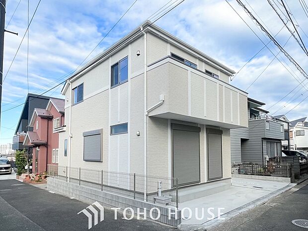 住む人を映し出す洗練された佇まいは、いつまでも輝き続けながらいつしか街の風景に溶け込んでいきます。